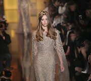 &bdquo;Elie Saab&ldquo; 2015 m. auk&scaron;tosios mados kolekcijos modelis 