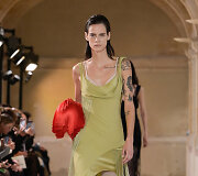 Victorios Beckham 2023 m. pavasario/vasaros kolekcija &bdquo;Ready to wear&ldquo; 