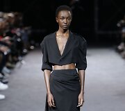 &bdquo;Yohji Yamamoto&ldquo; 2019 m. pavasario ir vasaros kolekcijos modelis