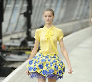 Mary Katrantzou 2011 m. pavasario-vasaros kolekcijos modelis