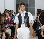 &bdquo;Proenza Schouler&ldquo; 2019 m. pavasario ir vasaros kolekcijos modelis
