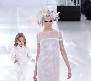 Cara Delevingne vilki &bdquo;Chanel&ldquo; 2014 m. pavasario-vasaros kolekcijos vestuvinę suknelę 