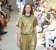 &bdquo;Salvatore Ferragamo&ldquo; 2020 m. pavasario ir vasaros kolekcijos modelis