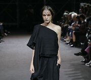 &bdquo;Yohji Yamamoto&ldquo; 2019 m. pavasario ir vasaros kolekcijos modelis