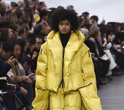 &bdquo;Issey Miyake&ldquo; 2020&ndash;2021 m. rudens ir žiemos kolekcijos modelis