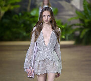 &bdquo;Elie Saab&ldquo; 2016 m. pavasario-vasaros kolekcijos modelis