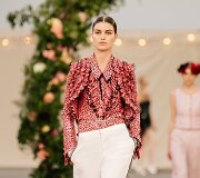 &bdquo;Chanel&ldquo; 2021 m. pavasario ir vasaros auk&scaron;tosios mados kolekcijos modelis