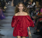 &bdquo;Valentino&ldquo; 2022 m. pavasario ir vasaros kolekcijos modelis