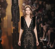 &bdquo;Elie Saab&ldquo; 2015 m. auk&scaron;tosios mados kolekcijos modelis 