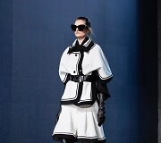 &bdquo;Elie Saab&ldquo; 2021&ndash;2022 m. rudens ir žiemos kolekcijos modelis