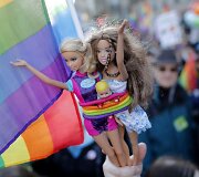 Paryžiaus gatvėmis žygiavo homoseksualų santuokų rėmėjai
