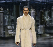 &bdquo;Fendi&ldquo; 2021&ndash;2022 m. rudens ir žiemos kolekcijos modelis