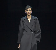 &bdquo;Giorgio Armani&ldquo; 2021&ndash;2022 m. rudens ir žiemos kolekcijos modelis