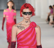 &bdquo;Prabal Gurung&ldquo; 2023 m. pavasario ir vasaros kolekcijos modelis