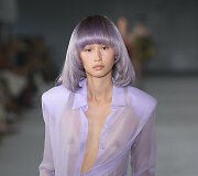 &bdquo;Prabal Gurung&ldquo; 2023 m. pavasario ir vasaros kolekcijos modelis