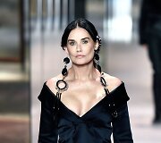 &bdquo;Fendi&ldquo; 2021 m. pavasario ir vasaros auk&scaron;tosios mados kolekcijos modelis: Demi Moore