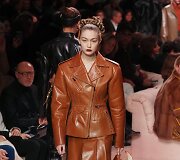 &bdquo;Fendi&ldquo; 2020&ndash;2021 m. rudens ir žiemos kolekcija: Gigi Hadid