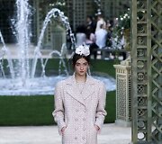 &bdquo;Chanel Haute Couture&ldquo; pavasario ir vasaros kolekcijos modelis 