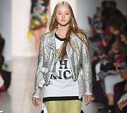 &bdquo;Jeremy Scott&ldquo; 2018 m. pavasario ir vasaros kolekcijos modelis