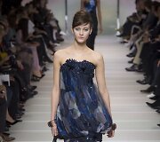 &bdquo;Giorgio Armani Priv&eacute;&ldquo; 2018 m. pavasario ir vasaros auk&scaron;tosios mados kolekcijos modelis
