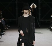 &bdquo;Yohji Yamamoto&ldquo; 2019 m. pavasario ir vasaros kolekcijos modelis