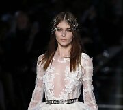 &bdquo;Zuhair Murad&ldquo; 2016 m. pavasario-vasaros kolekcijos modelis