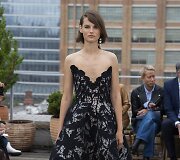 &bdquo;Oscar de la Renta&ldquo; 2019 m. pavasario ir vasaros kolekcijos modelis