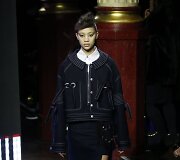 &bdquo;Kenzo&ldquo; 2016 m. rudens-žiemos kolekcijos modelis
