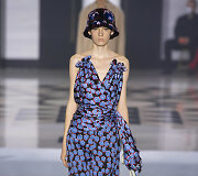 &bdquo;Lanvin&ldquo; 2022 m. pavasario ir vasaros kolekcijos modelis