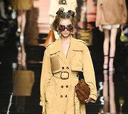 &bdquo;Fendi&ldquo; 2020 m. pavasario ir vasaros kolekcijos modelis
