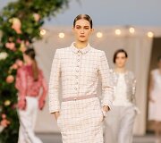 &bdquo;Chanel&ldquo; 2021 m. pavasario ir vasaros auk&scaron;tosios mados kolekcijos modelis