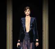 &bdquo;Giorgio Armani Priv&eacute;&ldquo; 2021 m. pavasario ir vasaros auk&scaron;tosios mados kolekcijos modelis