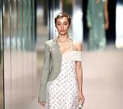 &bdquo;Fendi&ldquo; 2021 m. pavasario ir vasaros auk&scaron;tosios mados kolekcijos modelis