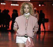&bdquo;Tommy Hilfiger&ldquo; 2020 m. pavasario ir vasaros kolekcijos modelis
