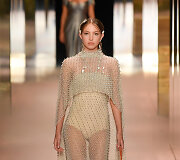 &bdquo;Fendi&ldquo; 2021 m. pavasario ir vasaros auk&scaron;tosios mados kolekcijos modelis: Lila Moss