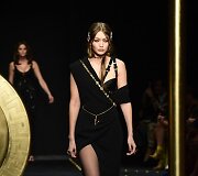 &bdquo;Versace&ldquo; 2019&ndash;2020 m. rudens ir žiemos kolekcijos modelis: Gigi Hadid