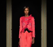 &bdquo;Giorgio Armani Priv&eacute;&ldquo; 2021 m. pavasario ir vasaros auk&scaron;tosios mados kolekcijos modelis