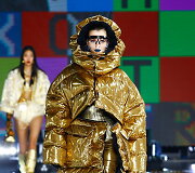 &bdquo;Dolce & Gabbana&ldquo; 2021&ndash;2022 m. rudens ir žiemos kolekcijos modelis