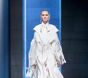 &bdquo;Elie Saab&ldquo; 2021&ndash;2022 m. rudens ir žiemos kolekcijos modelis