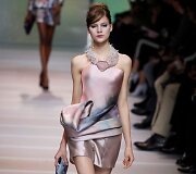 &bdquo;Giorgio Armani Priv&eacute;&ldquo; 2018 m. pavasario ir vasaros auk&scaron;tosios mados kolekcijos modelis