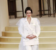 Kendall Jenner vilki &bdquo;Chanel&ldquo; 2015&ndash;2016 m. rudens-žiemos vestuvinę suknelę
