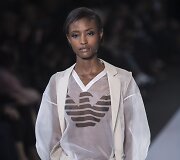 &bdquo;Emporio Armani&ldquo; 2018 m. pavasario ir vasaros kolekcijos modelis