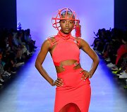 &bdquo;Chromat&ldquo; 2020 m. pavasario ir vasaros kolekcijos modelis