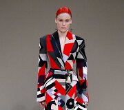 &bdquo;Alexander McQueen&ldquo; 2020&ndash;2021 m. rudens ir žiemos kolekcijos modelis