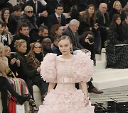 Lily Rose Depp vilki &bdquo;Chanel&ldquo; 2017 m. pavasario-vasaros kolekcijos vestuvinę suknelę
