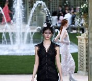 &bdquo;Chanel Haute Couture&ldquo; pavasario ir vasaros kolekcijos modelis 
