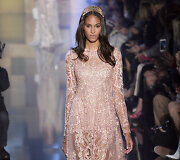 &bdquo;Elie Saab&ldquo; 2015 m. auk&scaron;tosios mados kolekcijos modelis 
