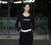 &bdquo;Sonia Rykiel&ldquo; 2019 m. pavasario ir vasaros kolekcijos modelis