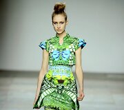 Mary Katrantzou 2012 m. rudens kolekcijos modelis