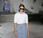 &bdquo;Carolina Herrera&ldquo; 2018 m. pavasario ir vasaros kolekcijos modelis